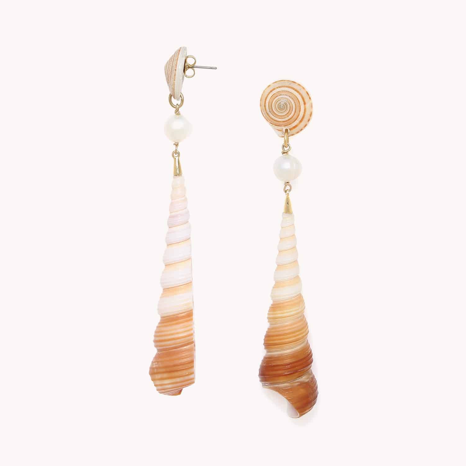 Détail porté boucles d'oreilles poussoir Turitelle Commune 12--90538 Nature Bijoux