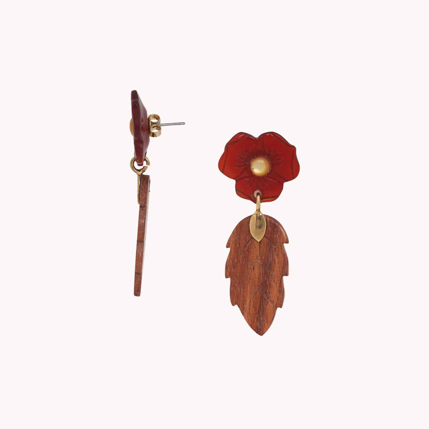 Détail fleur rouge et feuille bois 12--90675 Nature Bijoux
