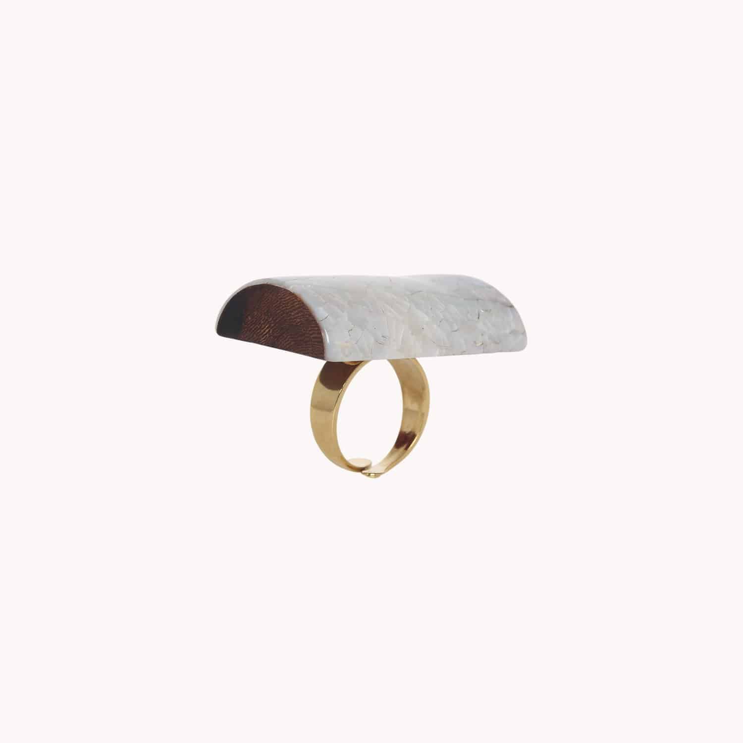 Détail bague bois et nacre blanche 19--25970 Nature Bijoux
