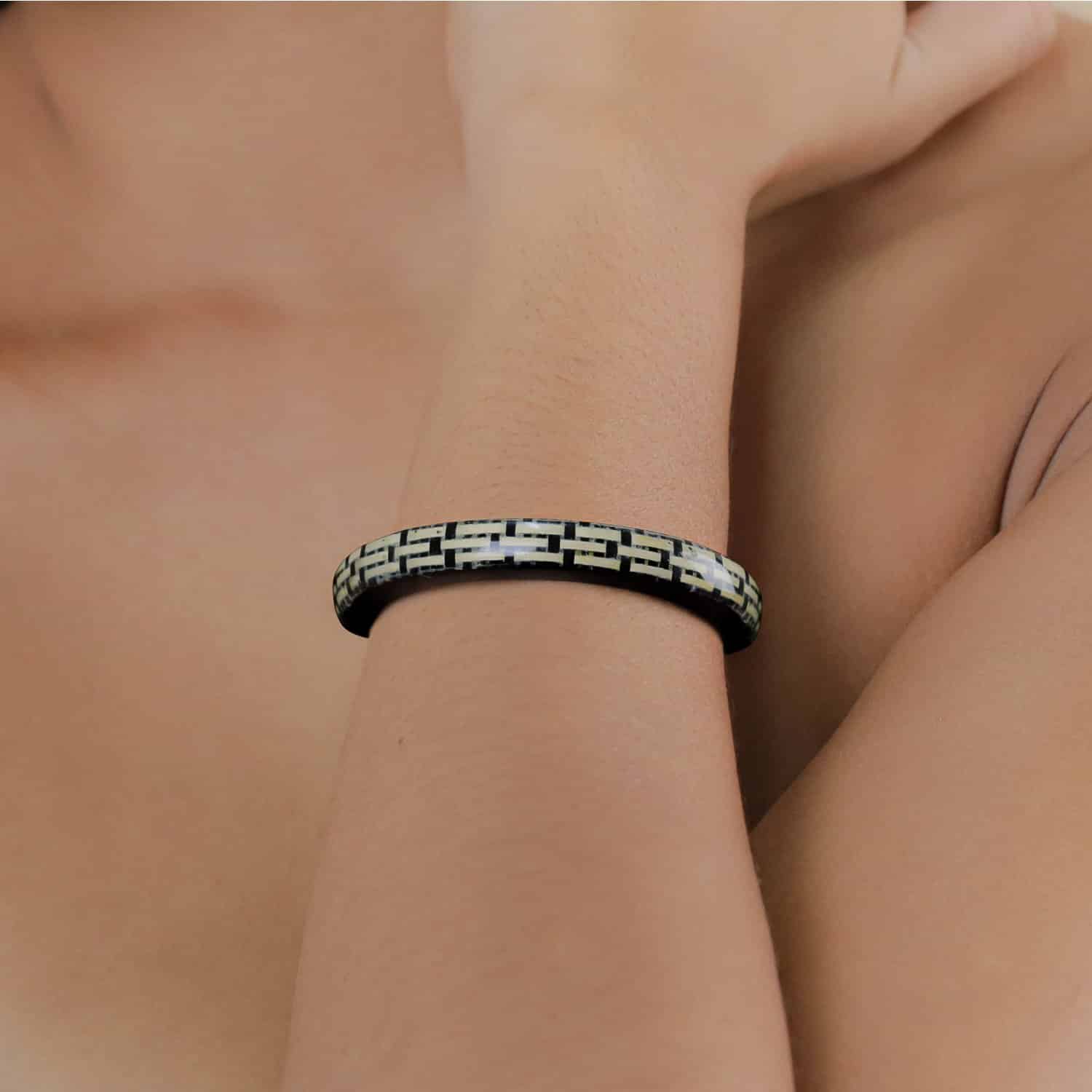 Bracelet Madam Bogolan porté détail matière noir et blanc 13CP43191 Nature Bijoux