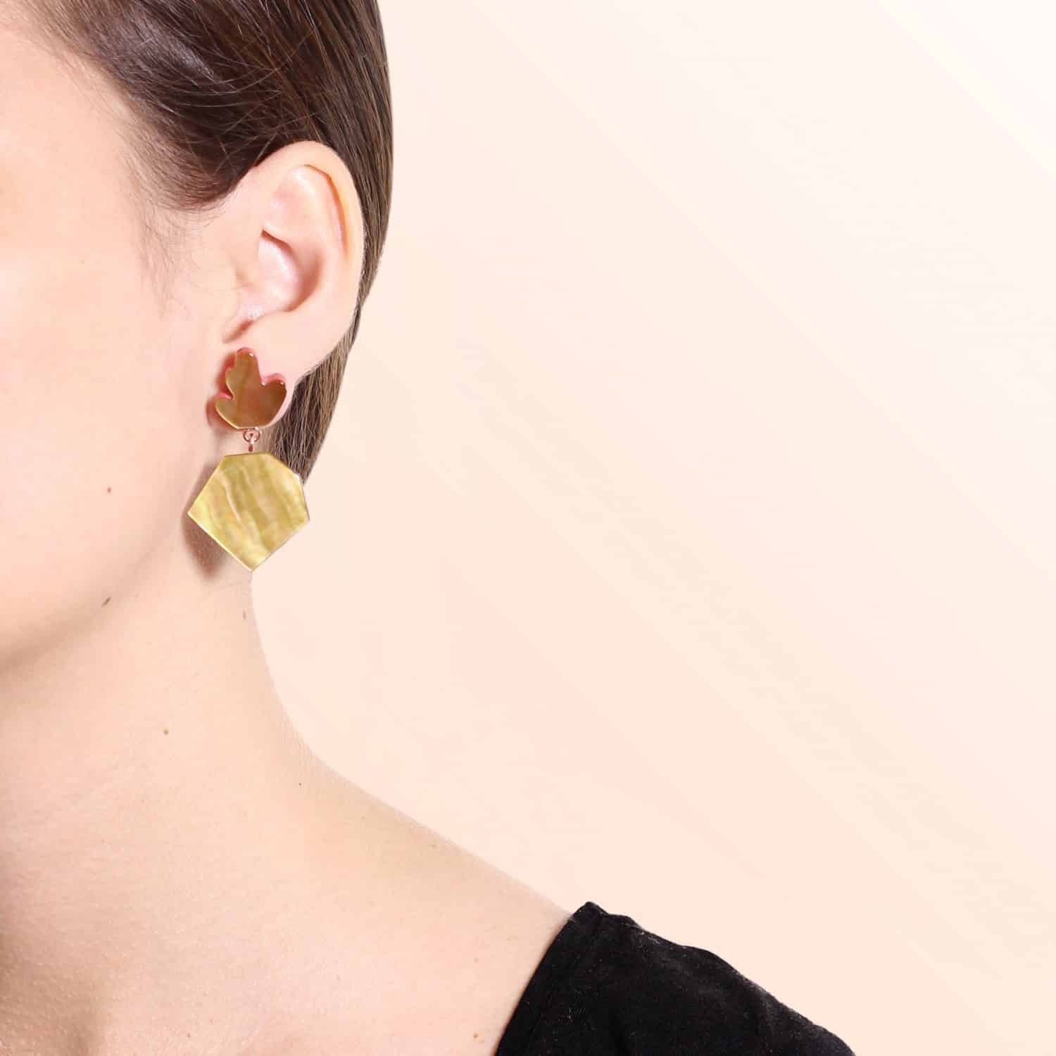 Détail nacre brune boucles d'oreilles 12--25330 Nature Bijoux