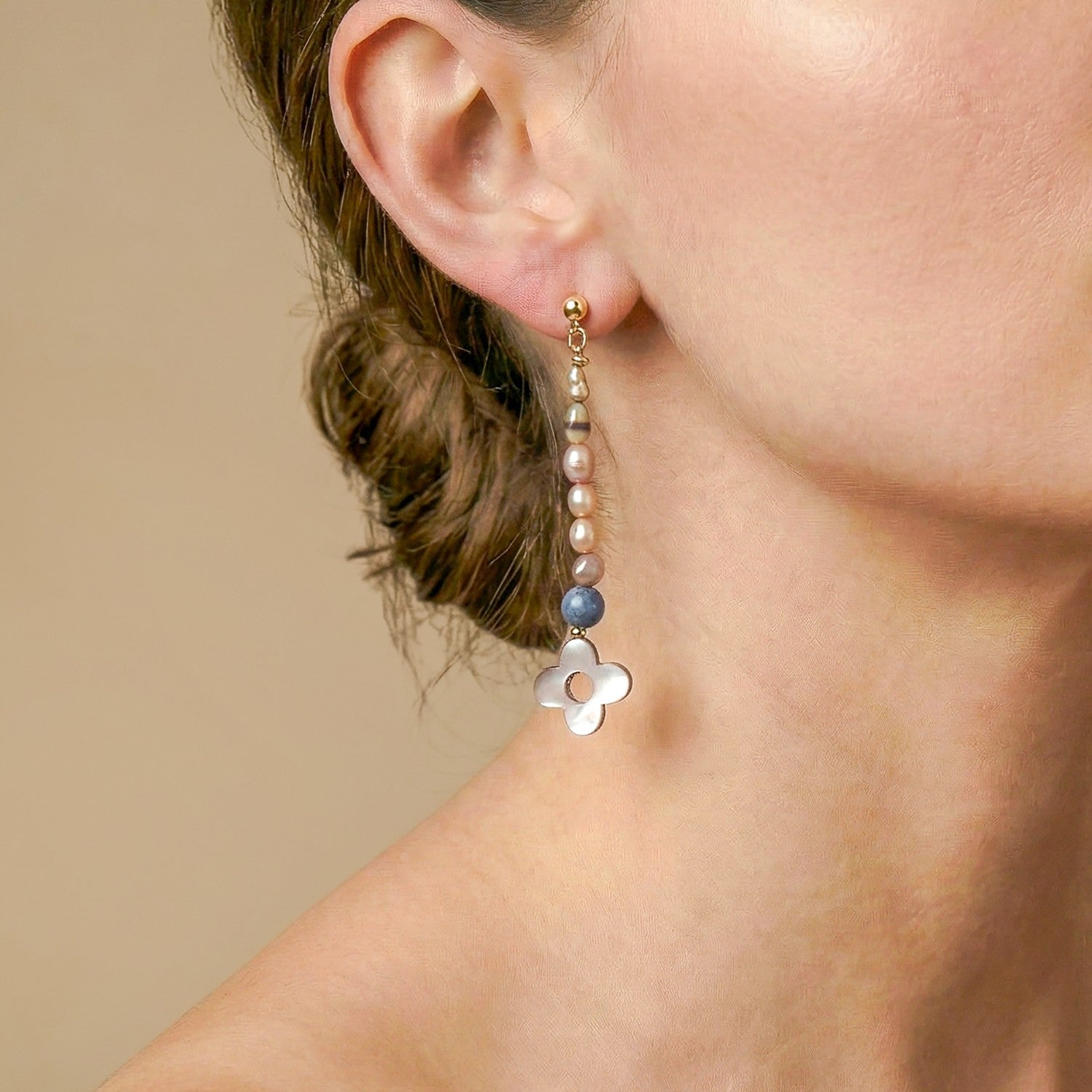 Détail porté boucles longues poussoir 12--90694 Nature Bijoux