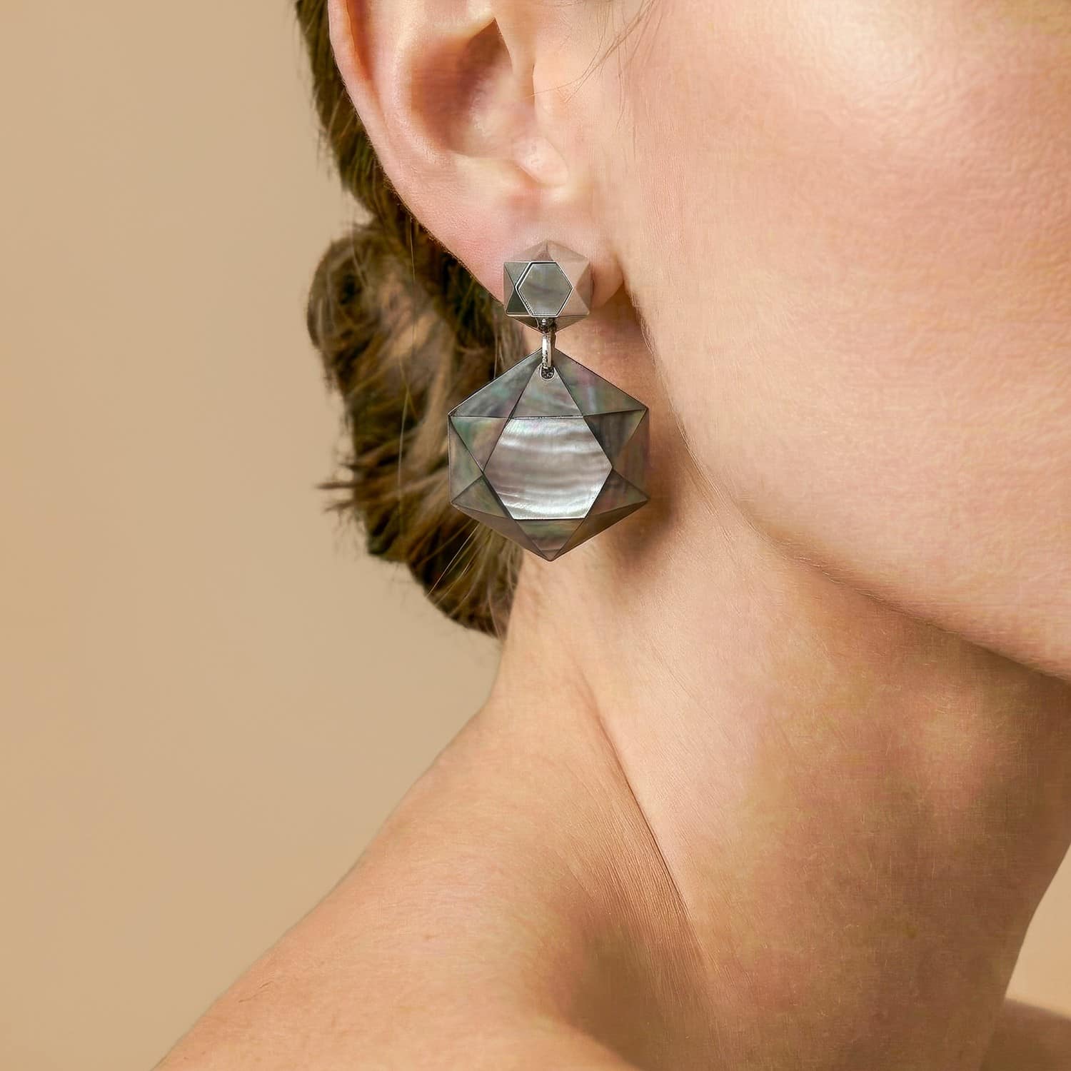 Détail nacre facettes noire 12--90731 Nature Bijoux