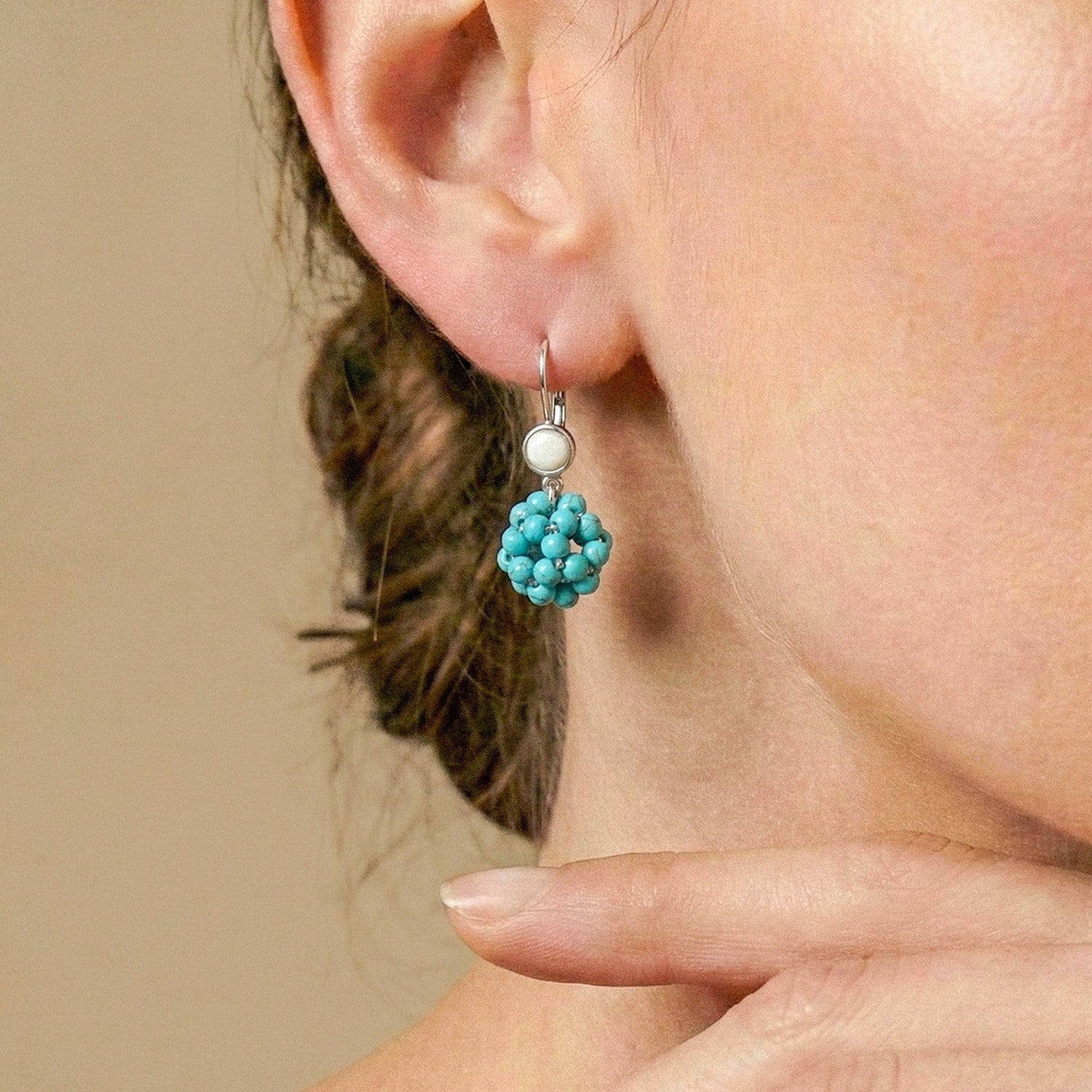 Boucle d'oreille Manitoba porté détail dormeuse 12--90813 Nature Bijoux