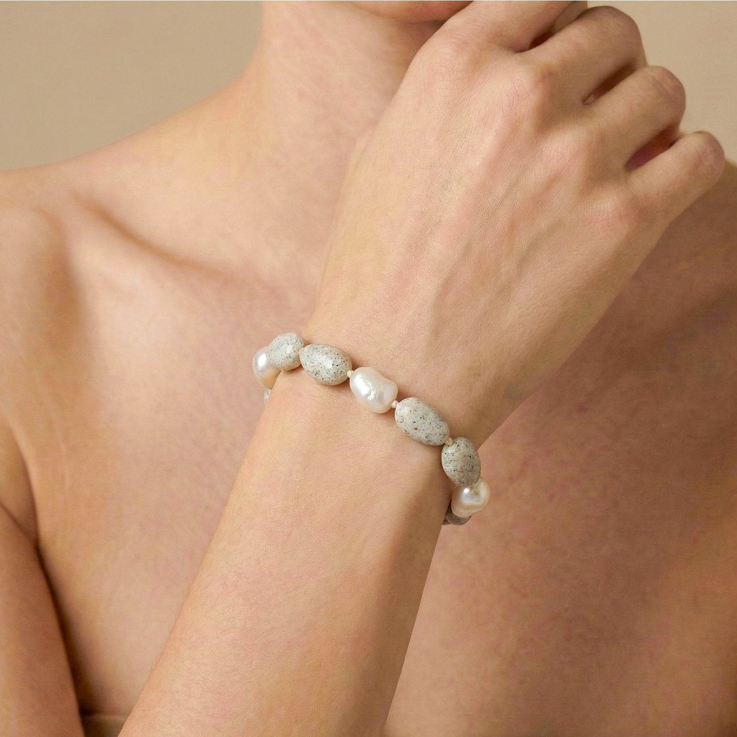 Bracelet Bora Bora porté perles baroques 13--44693 Nature Bijoux