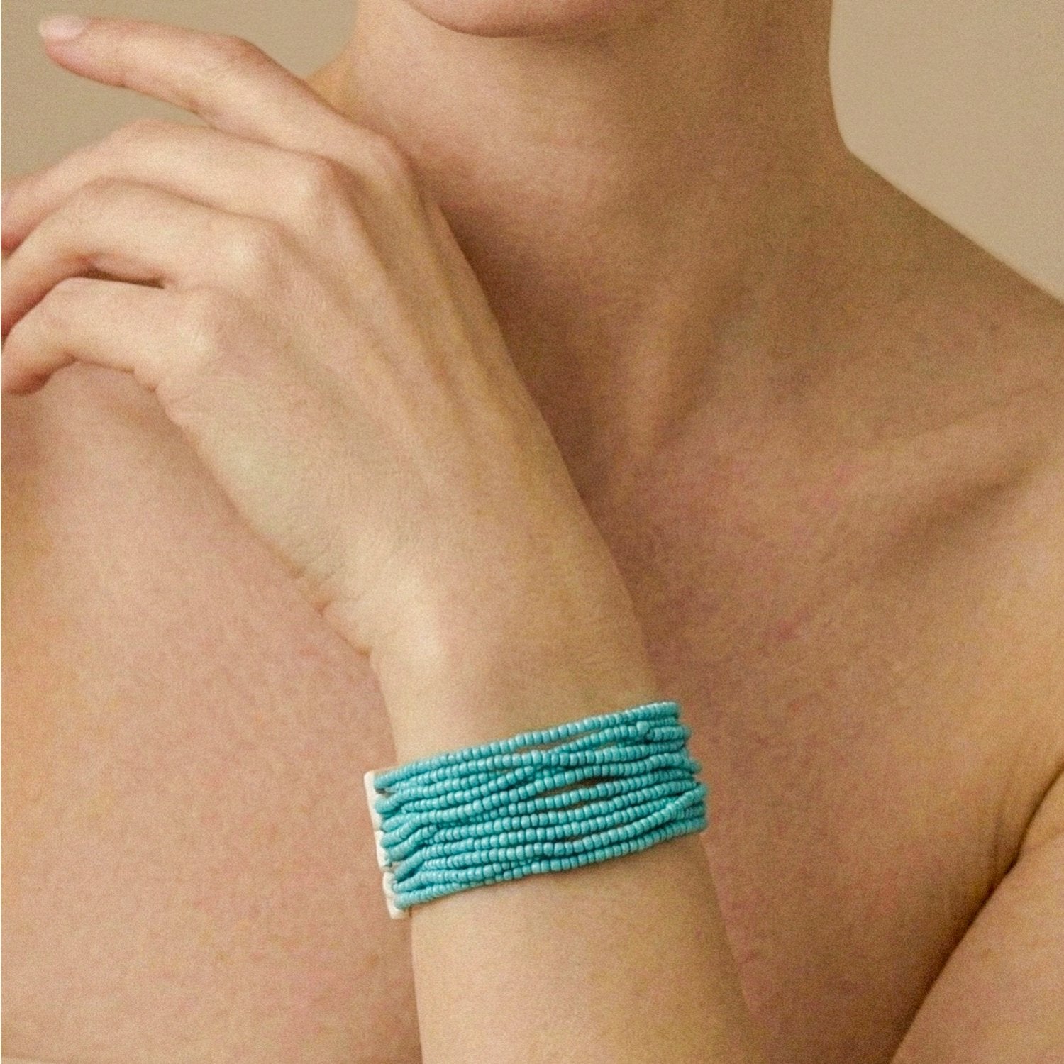 Bracelet Manitoba porté détail os laiton 13--44702 Nature Bijoux