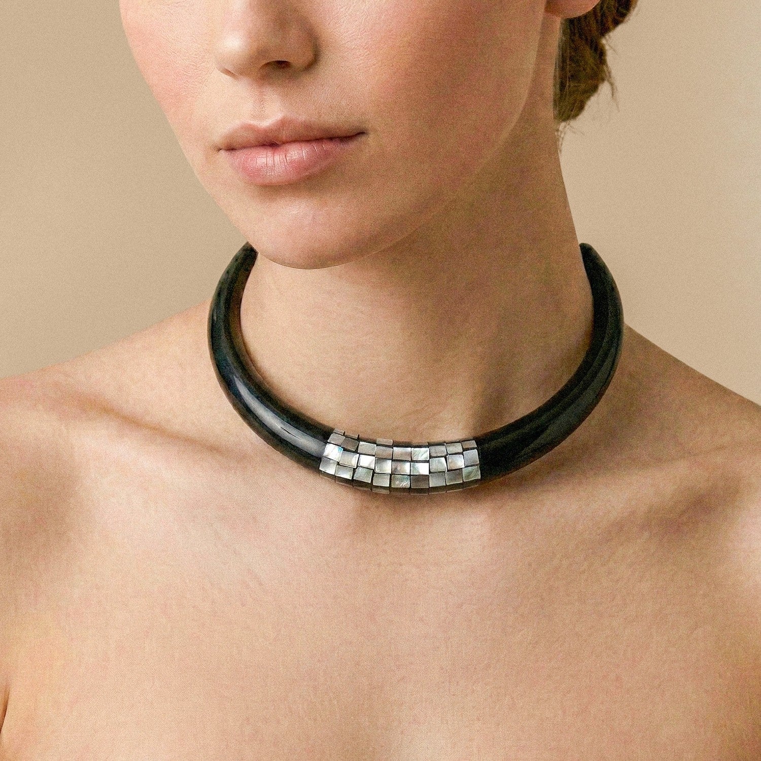 Détail collier torque laiton 15--43900 Nature Bijoux