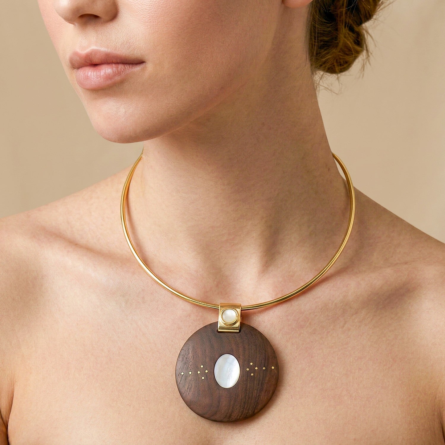 Détail pendentif rond bois nacre 15--43940 Nature Bijoux