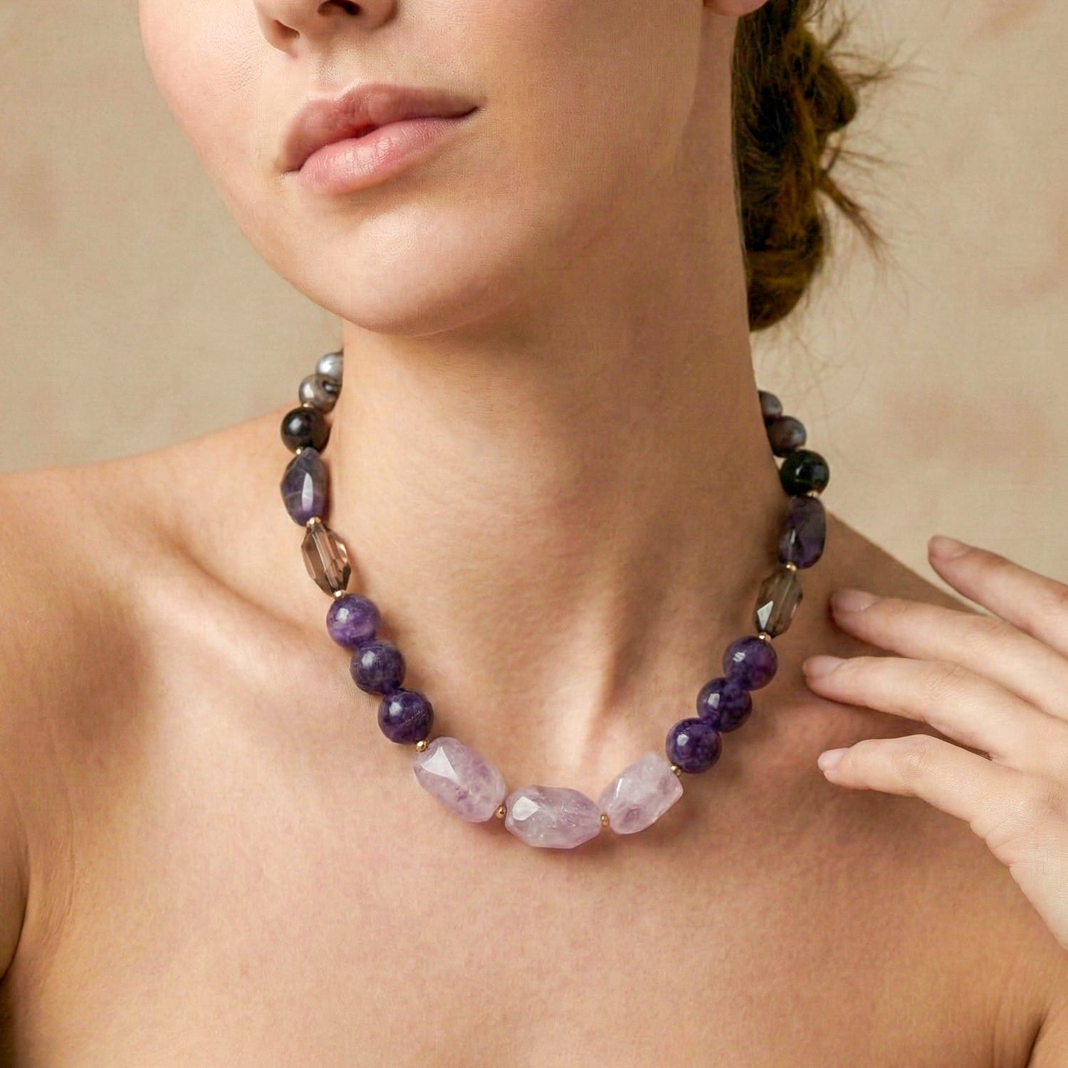 Détail porté plastron pierres et perles 15--43971 Nature Bijoux