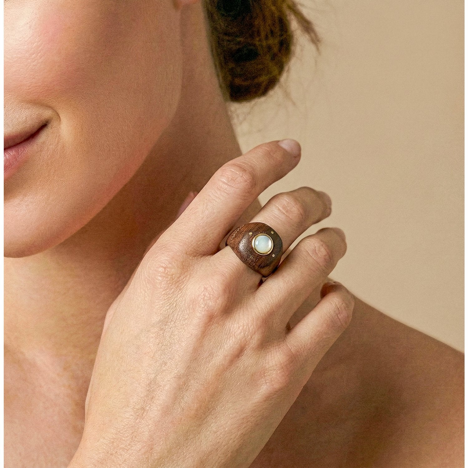 Détail bois et cabochon nacre bague 19--27056 Nature Bijoux