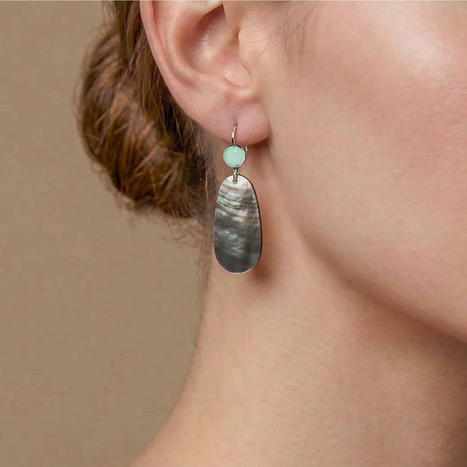 Détail dormeuses nacre noire 12--90823 Nature Bijoux
