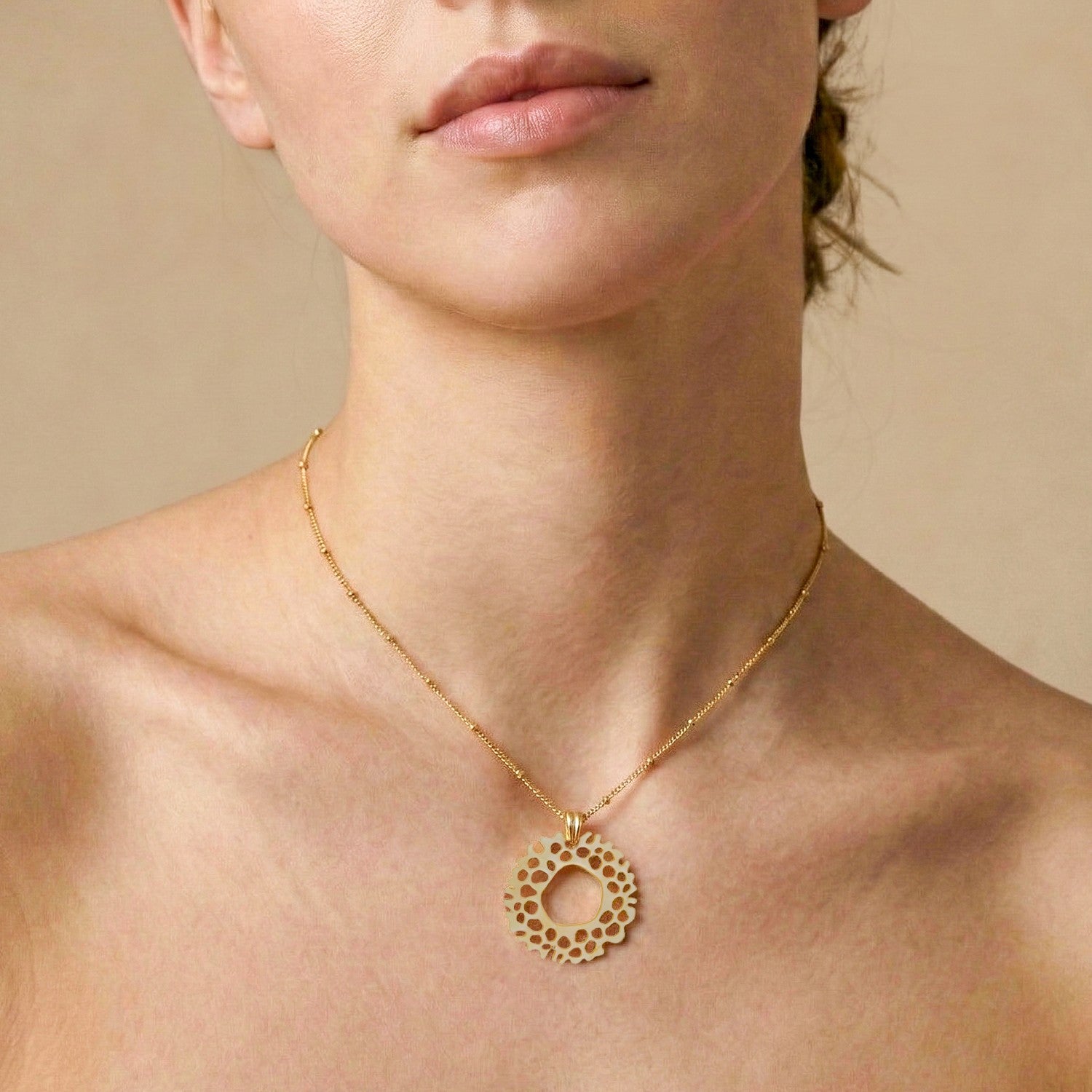 Détail pendentif anneau nacre dorée 15--43922 Nature Bijoux