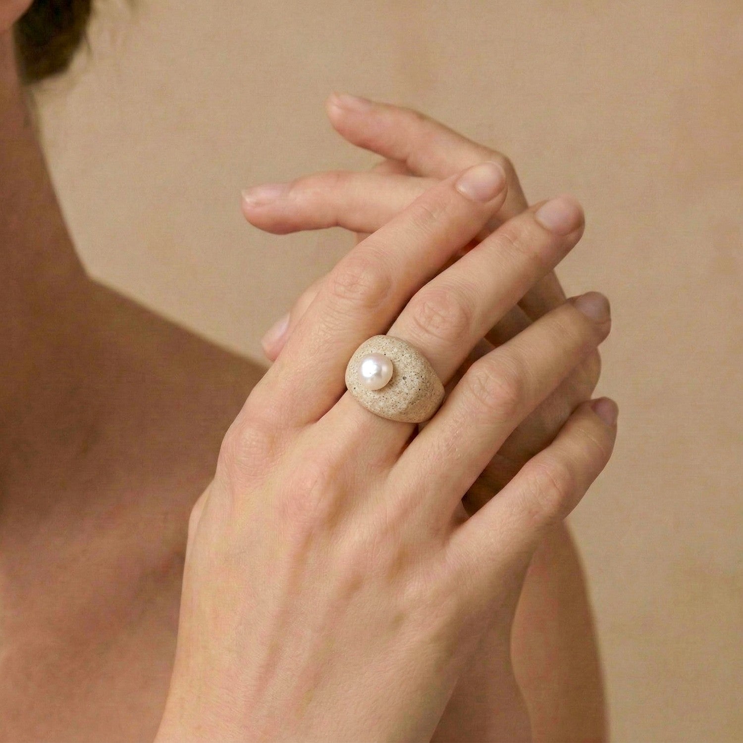 Bague Bora Bora détail matière sable et perle 19--27061 Nature Bijoux