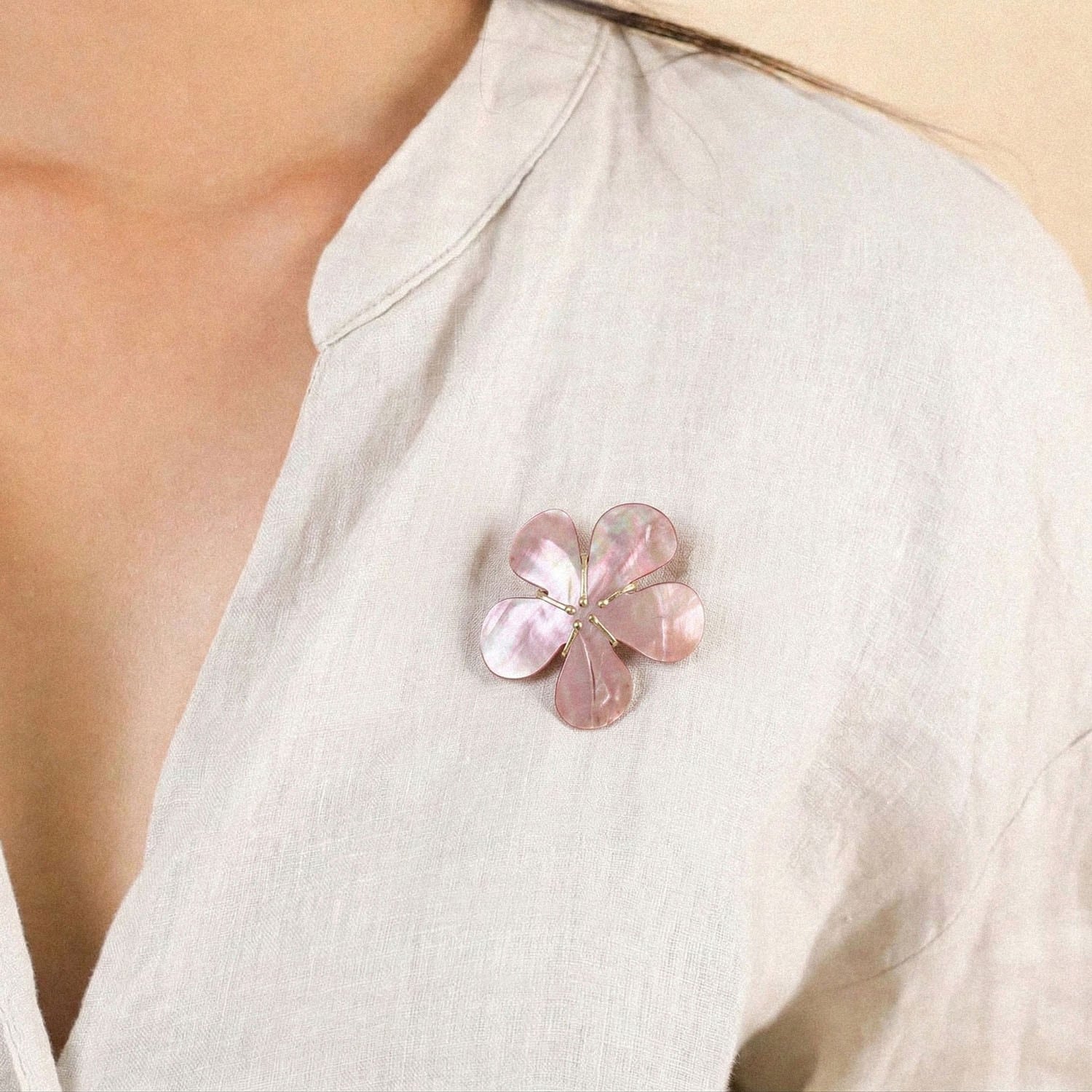 Broche détail nacre brune 10--23950 Nature Bijoux