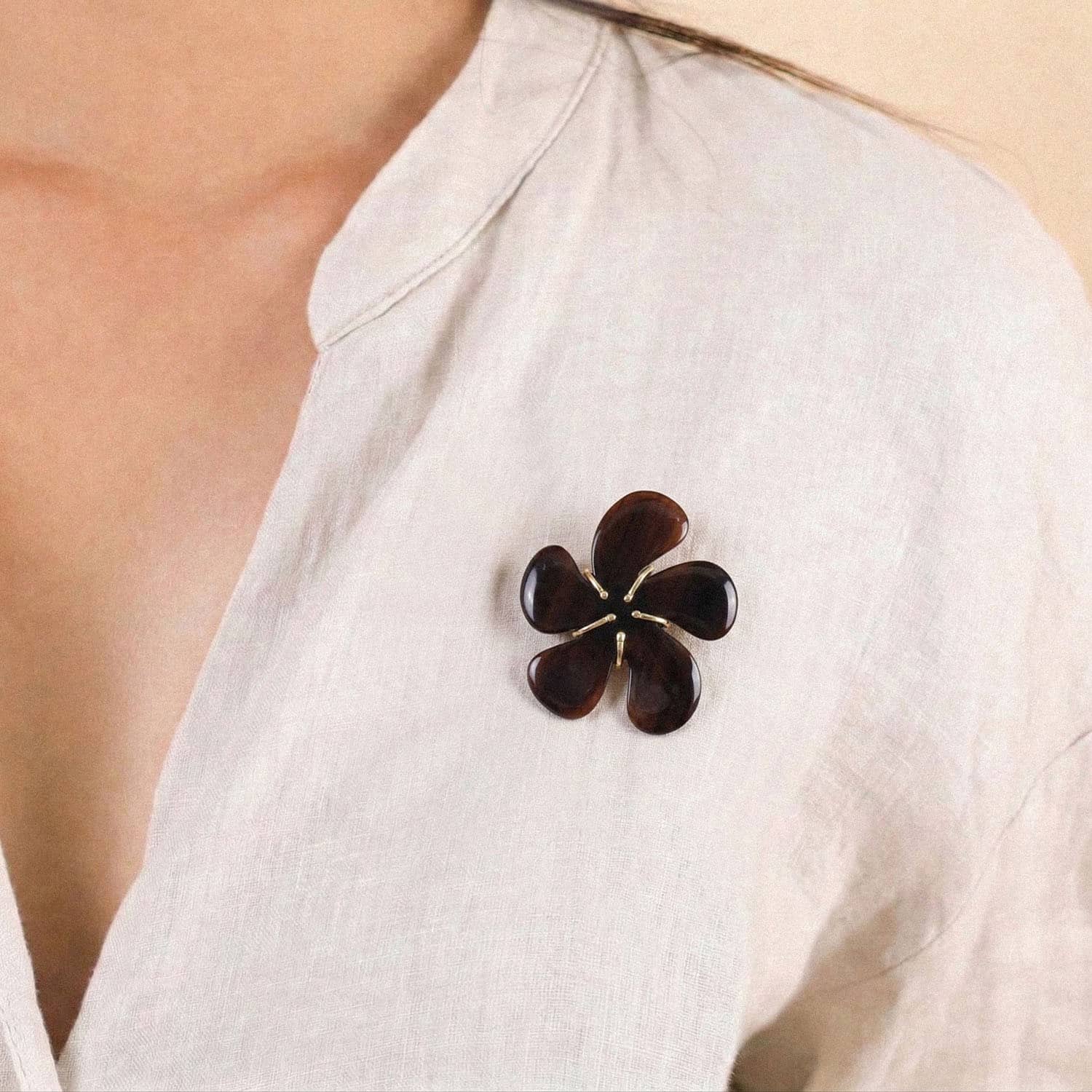 Détail corne noire broche Florea 10--23953 Nature Bijoux