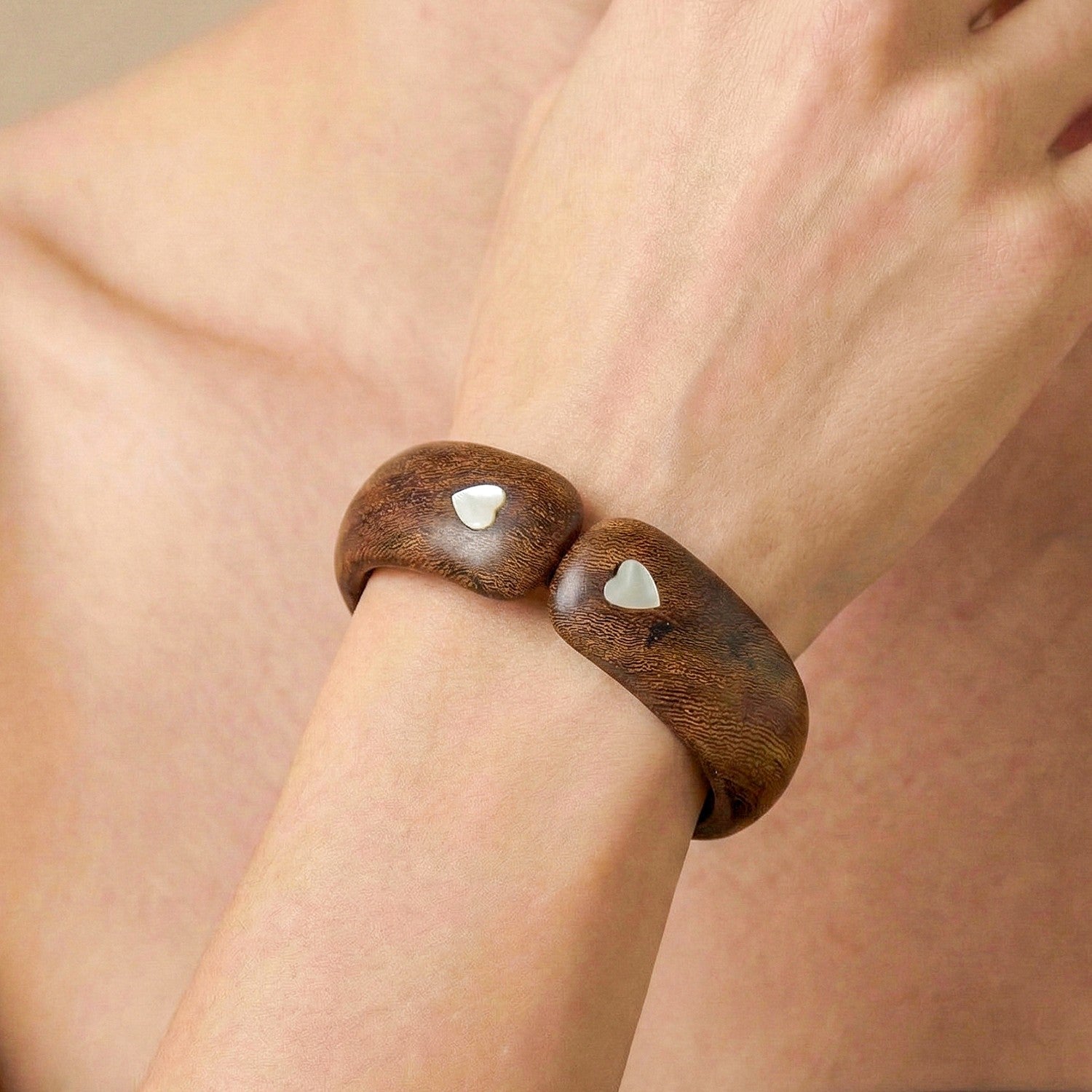 Détail poignets bois de roblès duo coeur 13--44654 Nature Bijoux