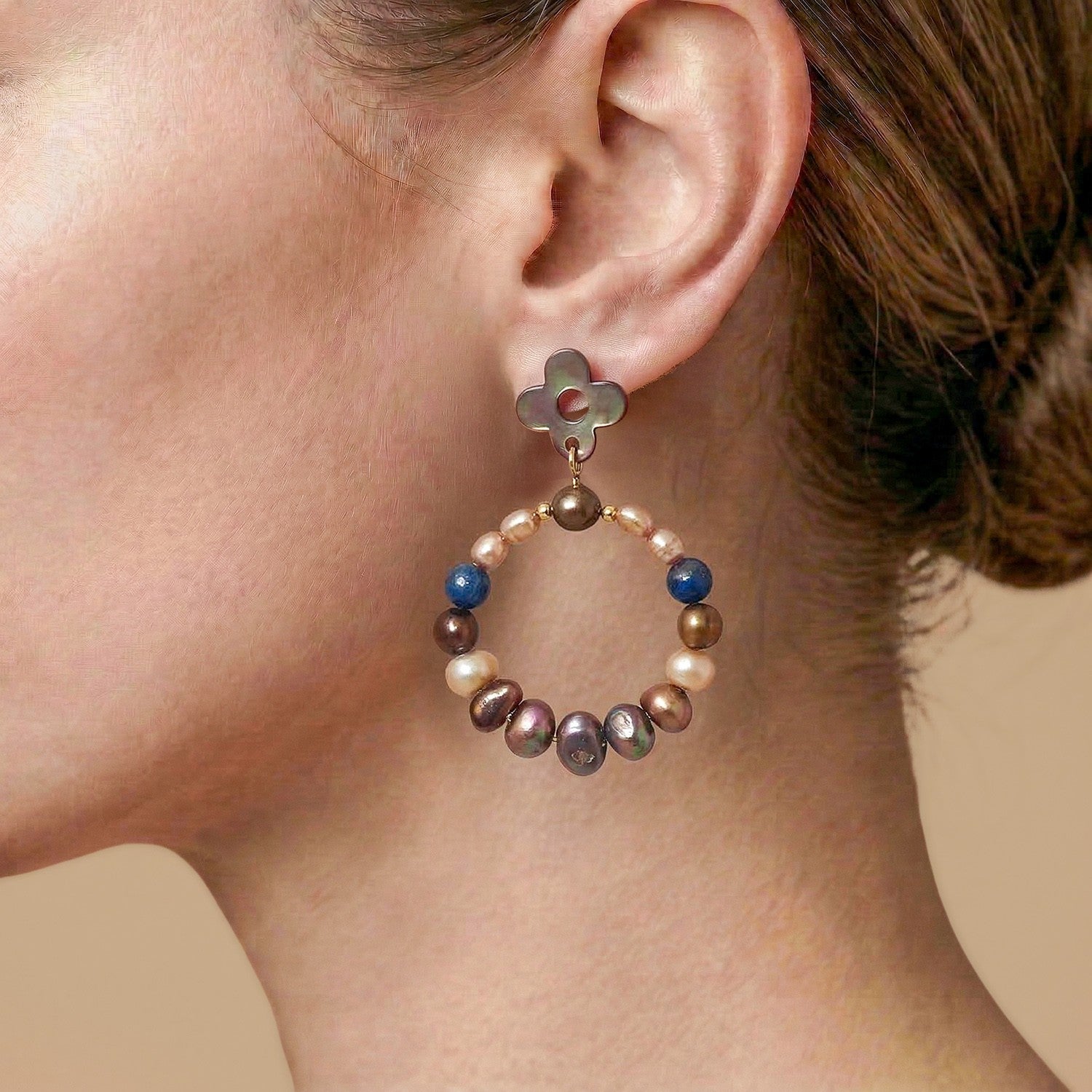Boucles d'oreilles Montmartre portée détail perles 12--90691 Nature Bijoux