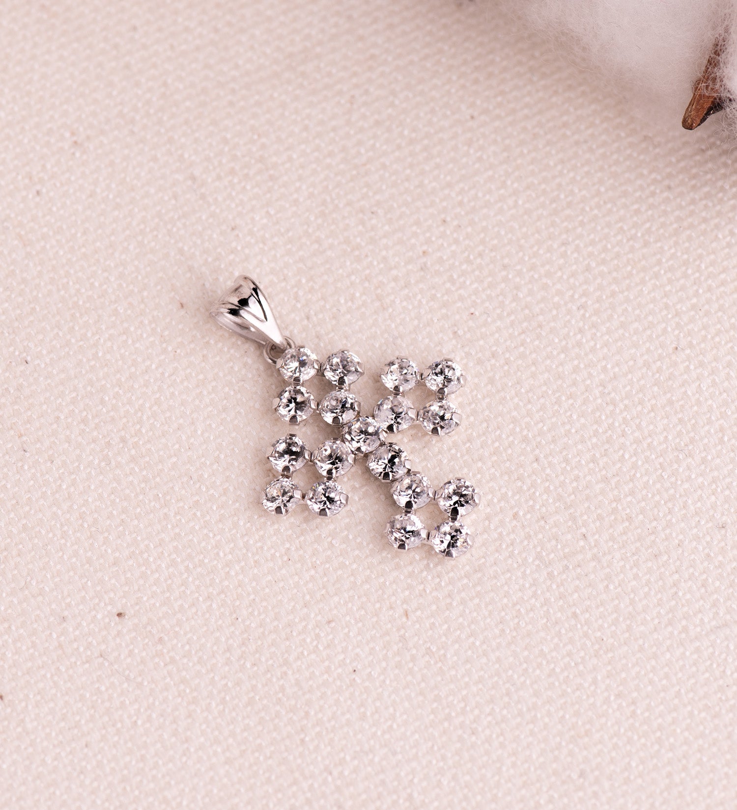 18K White Gold Cross with Cubic Zirconia in the Claws Size: 24 x 19 mm