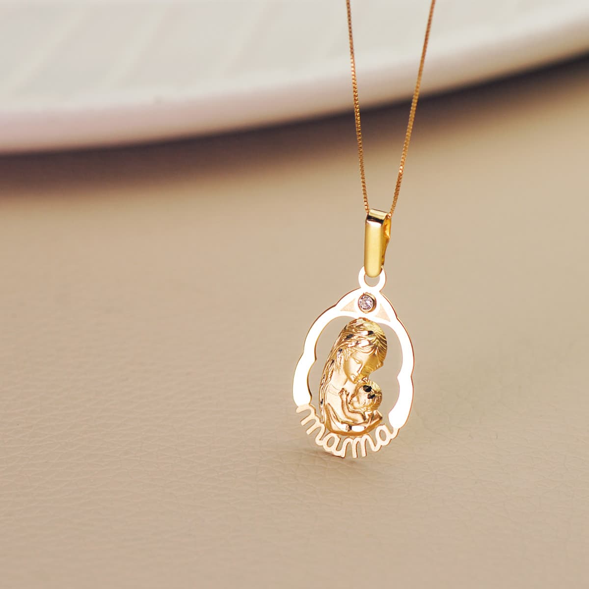 18 Ayar Sarı Altın Üzerinde "Anne" Yazılı Meryem Ana Kolye Ucu: 23X15 mm