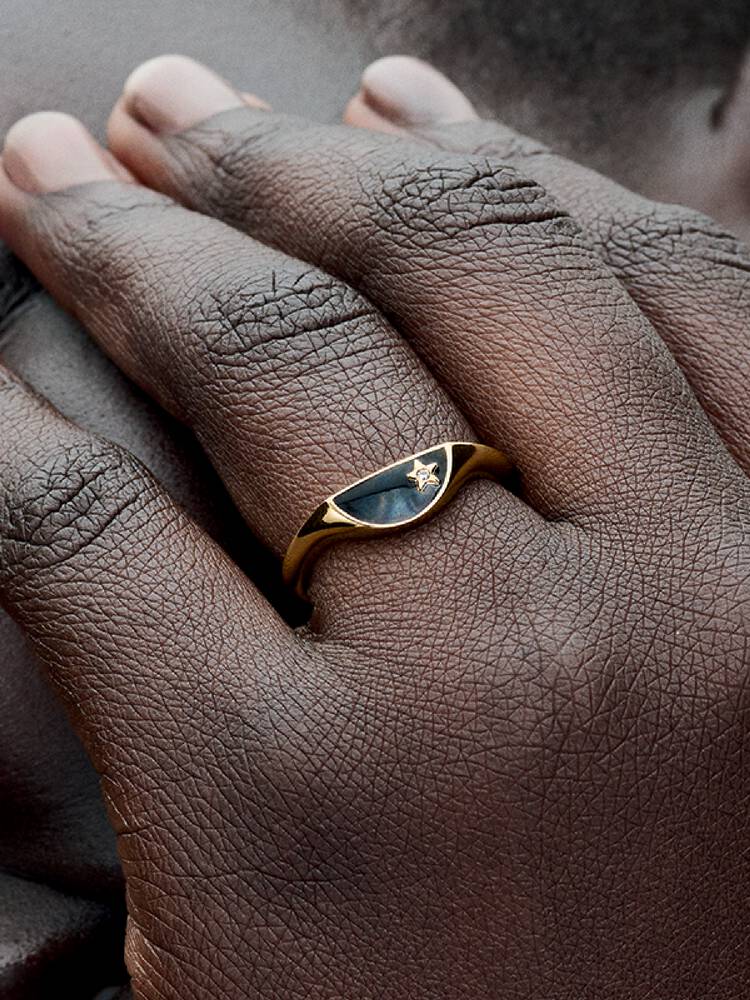 Bague Chevalière en Résine Façon Émail Coupée en Deux Doré – vue 2