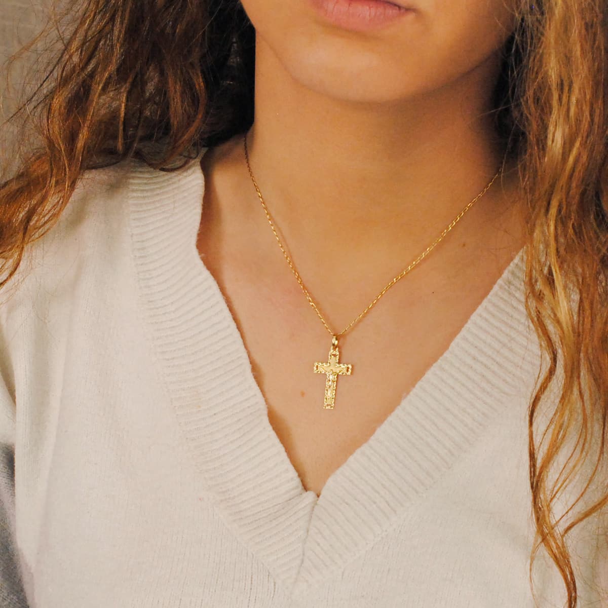 Cruce din Aur Galben de 18K cu Hristos sculptat 27X17 mm