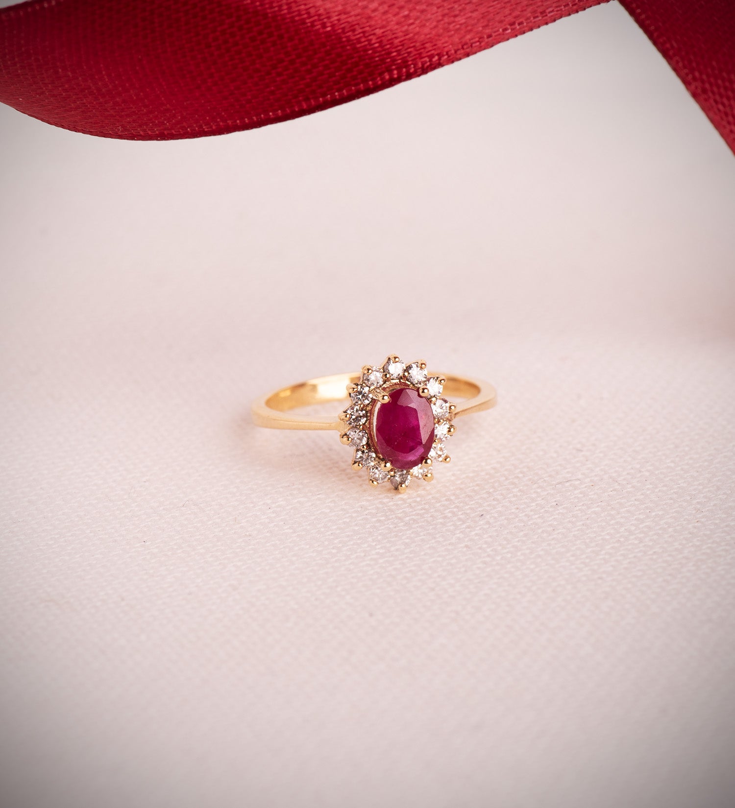 18K Yellow Gold Ruby Ring 6X4 mm 0.88 Qts Lab Diamonds 0.290 Qts VS2-G Measurement: 11.5 X 9.5MM