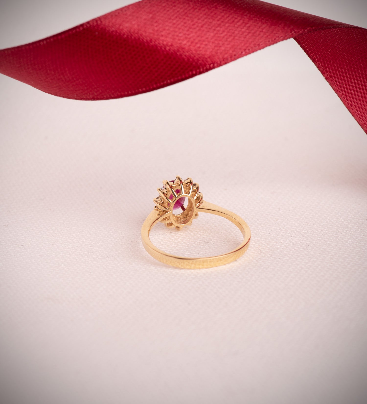 18K Yellow Gold Ruby Ring 6X4 mm 0.88 Qts Lab Diamonds 0.290 Qts VS2-G Measurement: 11.5 X 9.5MM