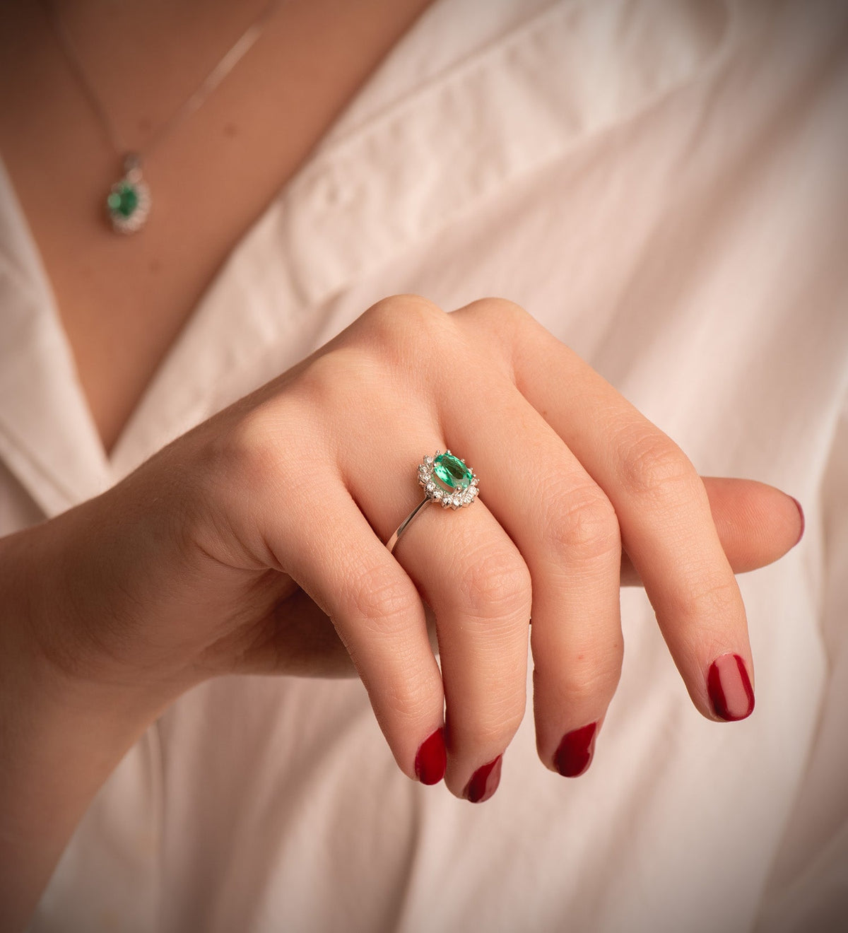 Bague solitaire ovale entourage de diamants – Or 18 carats – Émeraude / Or blanc, vue 2