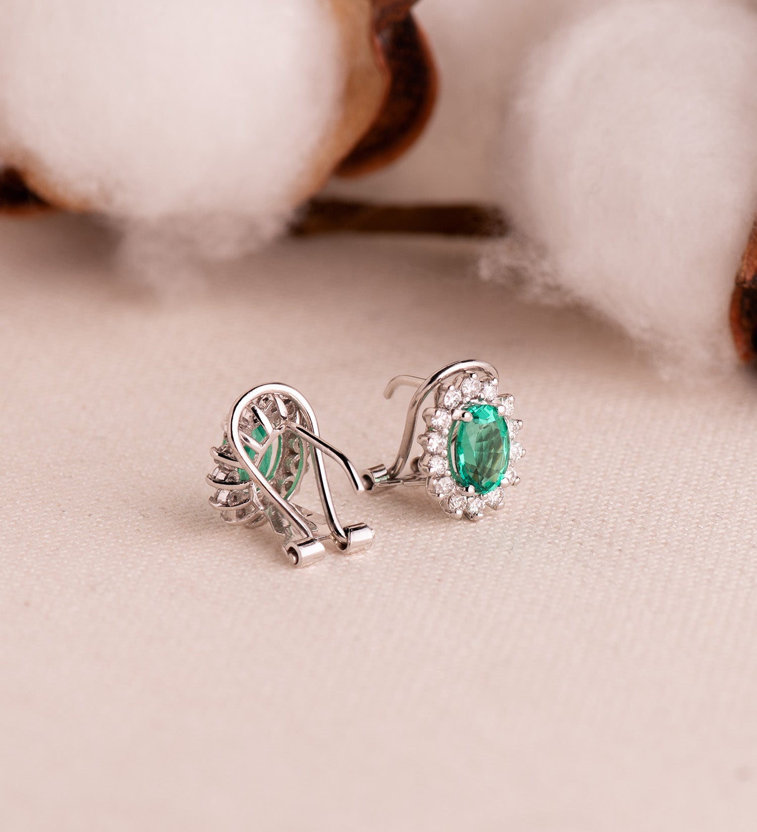 18K vitguld Lab diamant- och smaragdörhängen 7X5 mm 1,50 Qts VS2-G 0,580 QTS11.5XX9,5 mm Omega-stängning