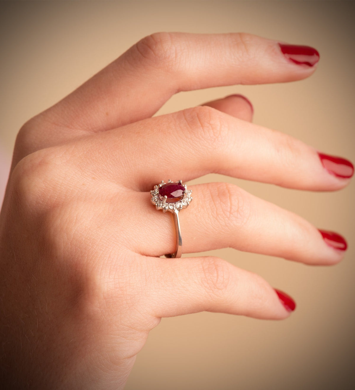 Bague solitaire ovale entourage de diamants – Or 18 carats – Rubis / Or blanc, vue 2