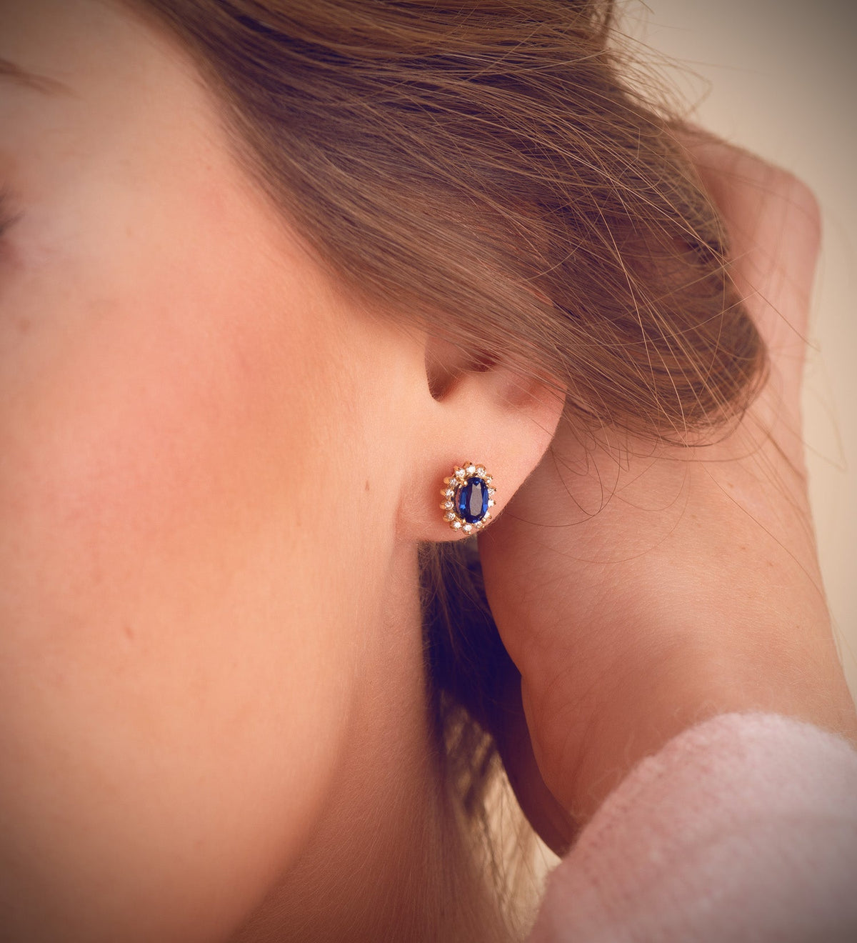 Boucles d'oreilles ovales couronne de 28 diamants – Or 18 carats – Saphir / Or jaune, vue 2