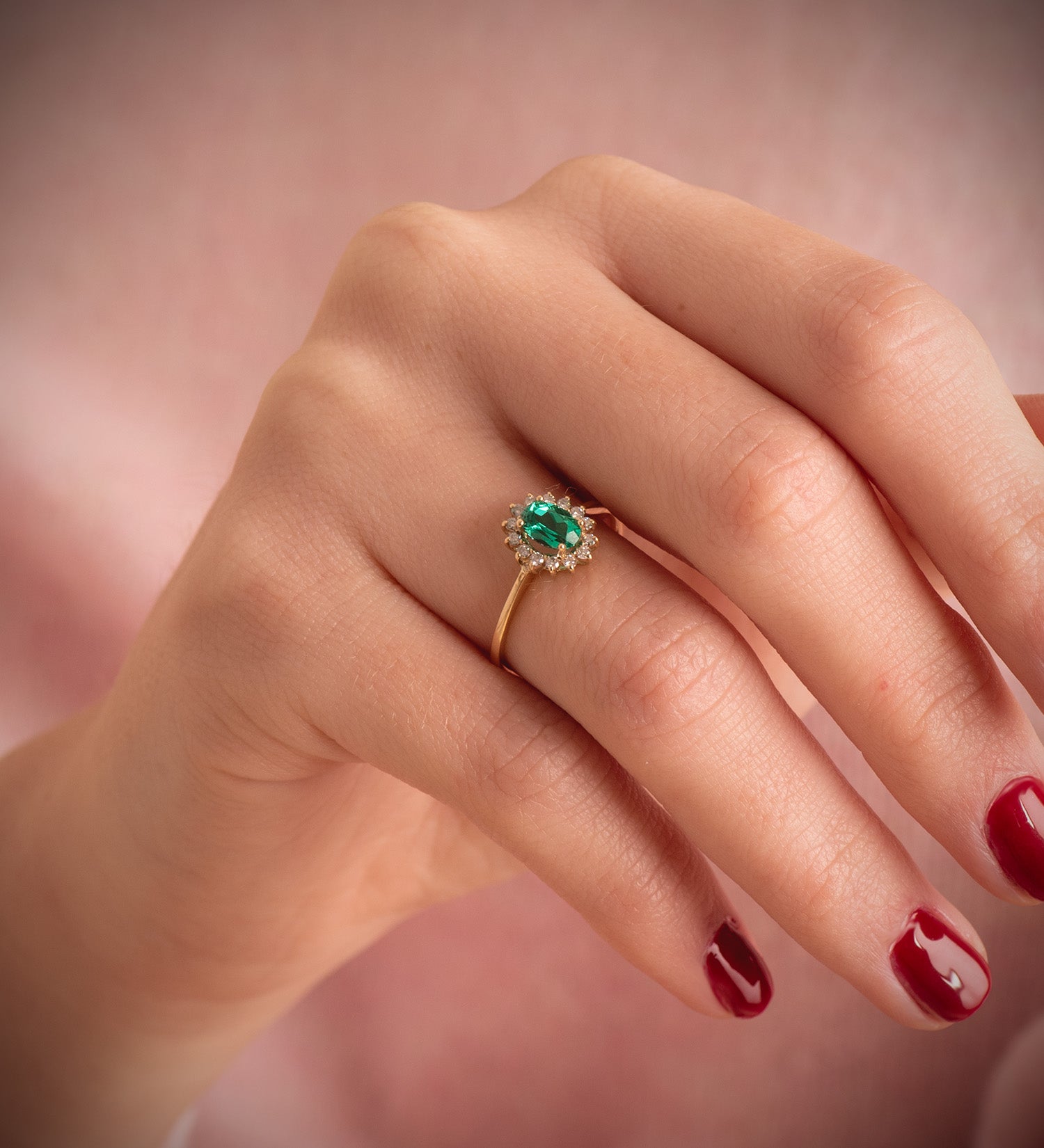 18K gul guldring Smaragd 6X4MM 0,39 Cts Diamanter 0,140 Cts VS2-G 9,5X8 mm