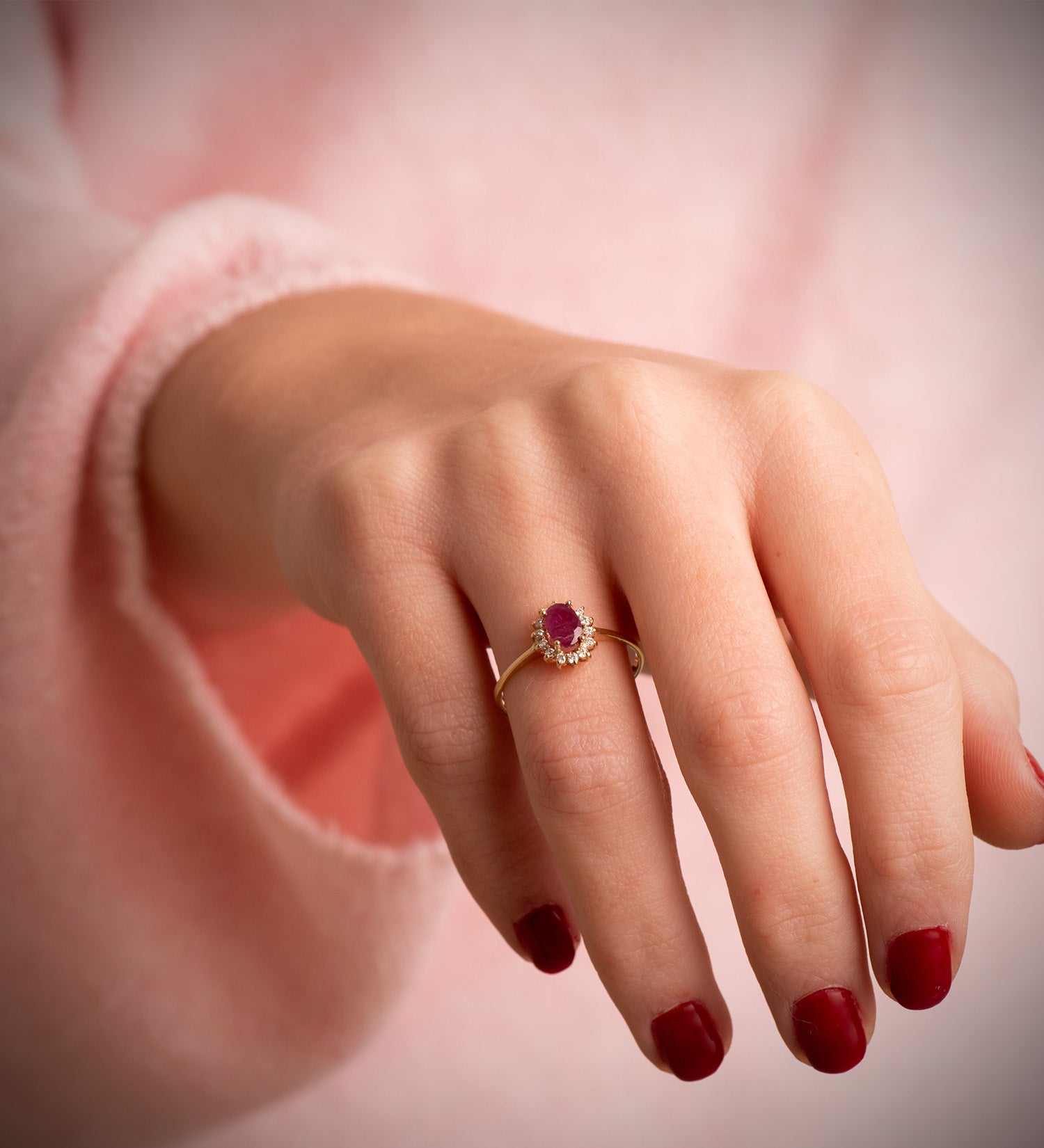 Ruby 18K gul guldring 6X4 mm 0,55 Qts Laboratoriediamanter 0,140 Qts VS2-G Størrelse: 9,5X8 mm