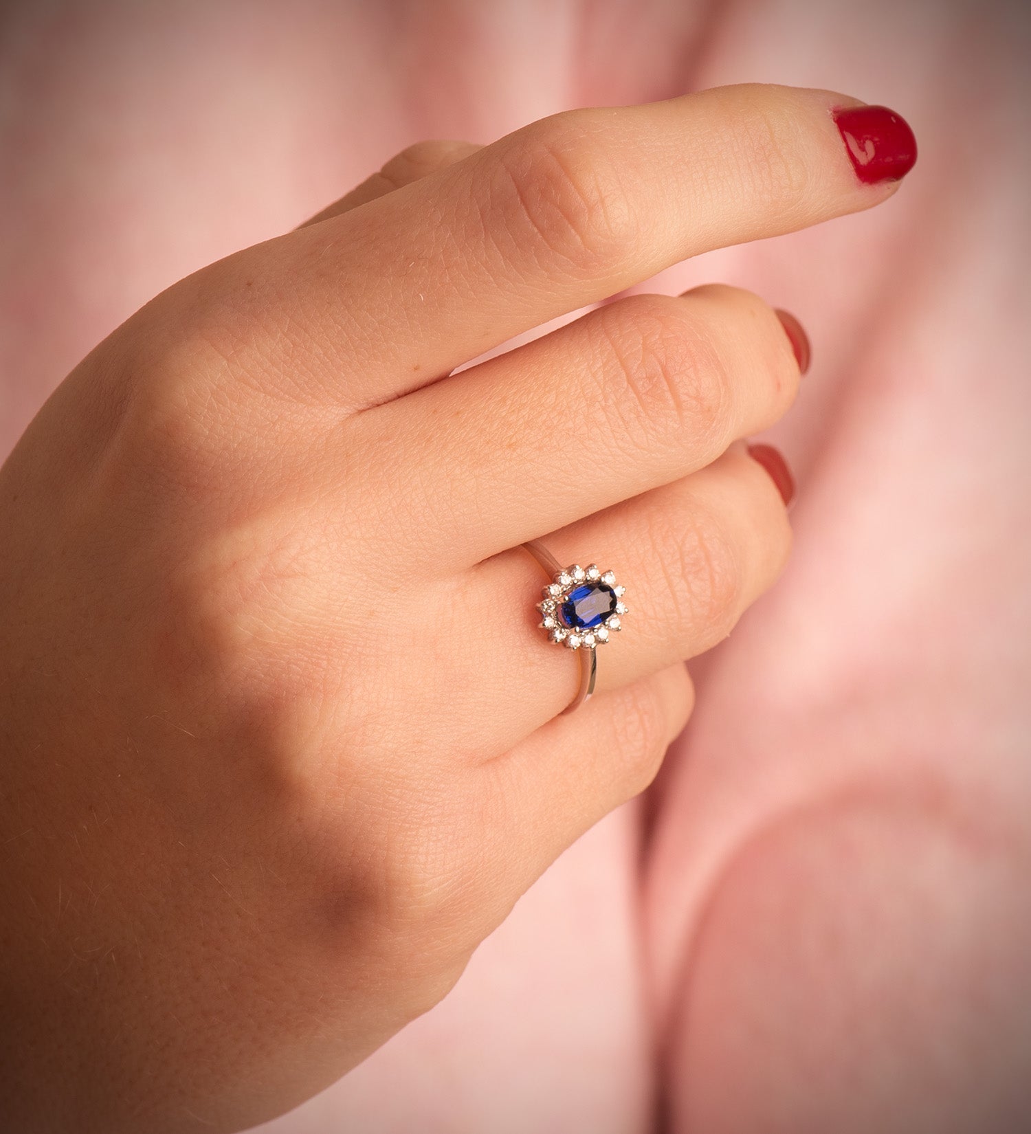 18K hvidguld Ring Safir 6X4 mm 0,62 Ct Diamanter 0,14 Ct VS2-G 9,5X8 mm