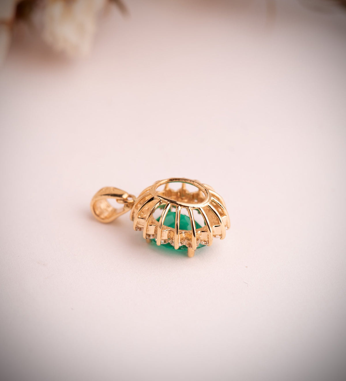 Pendentif ovale entourage de seize diamants – Or 18 carats – Émeraude recristallisée / Or jaune, vue 2