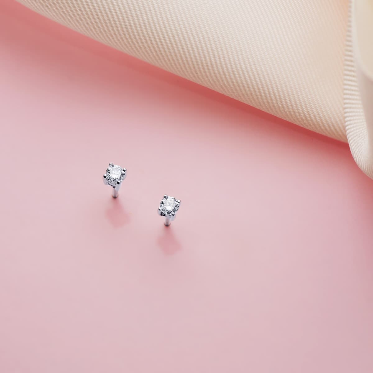 Boucles d'oreilles Or Blanc 18K Diamants Lab 2.75 mm 0.20 Qts VS2-G 3X3 mm Fermoir Push Back