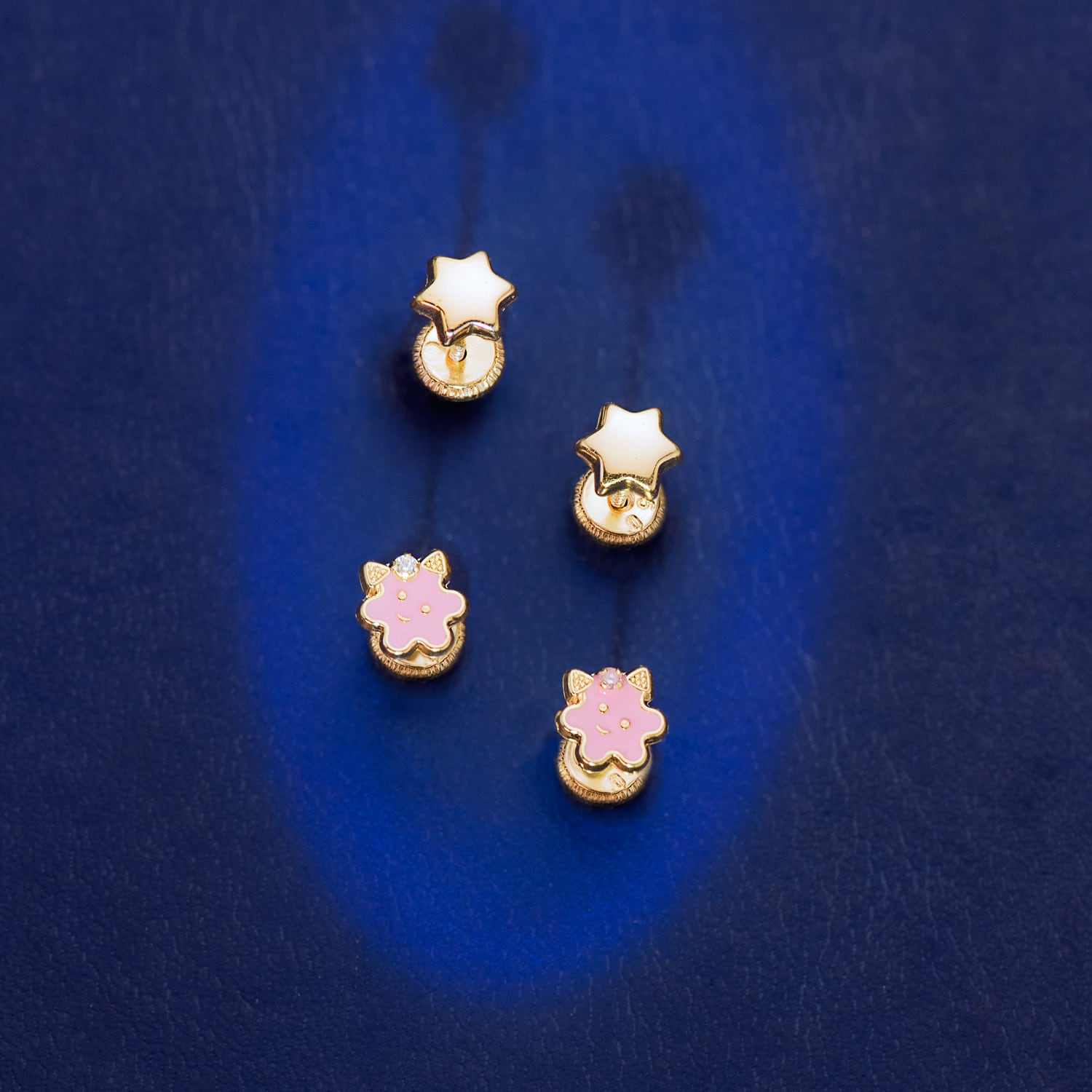 18K Clous d'oreilles en Or Jaune Fleur Émail Rose Fermoir à Vis 6,5 X 6,5 mm