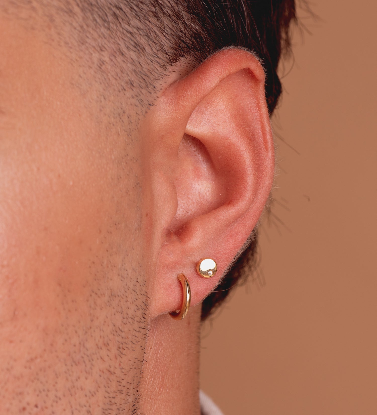 Brincos em ouro amarelo 18K redondos e claros 12X2 mm
