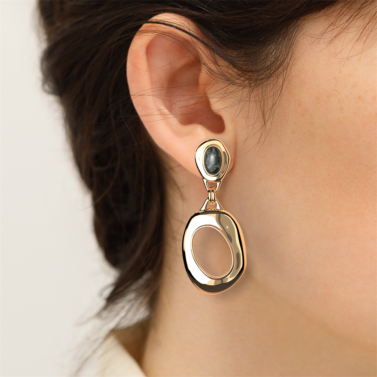 Boucles d'oreilles pendantes Miranda personnalisables dorées – Les Georgettes – vue 3
