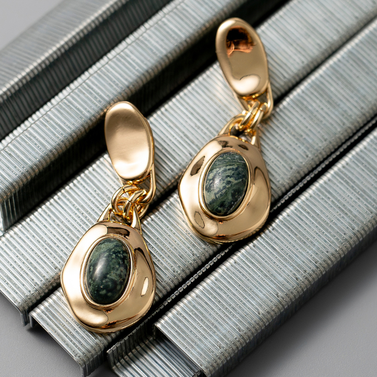 Boucles d'oreilles pendantes Miranda dorées – Les Georgettes