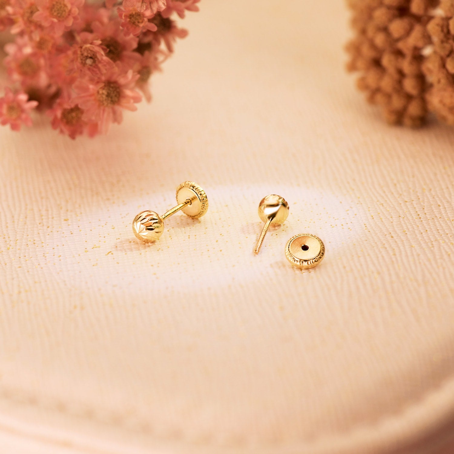 Boucles d'oreilles en Or Jaune 18K Boule Creuse Sculptée Largeur : 4 mm Fermeture à Écrou