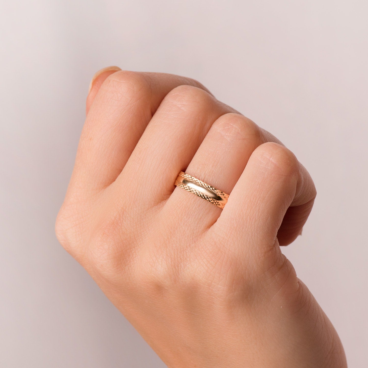 Obrączka ślubna z brylantowego 18-karatowego żółtego złota i diamentowych krawędzi. Szerokość: 4mm