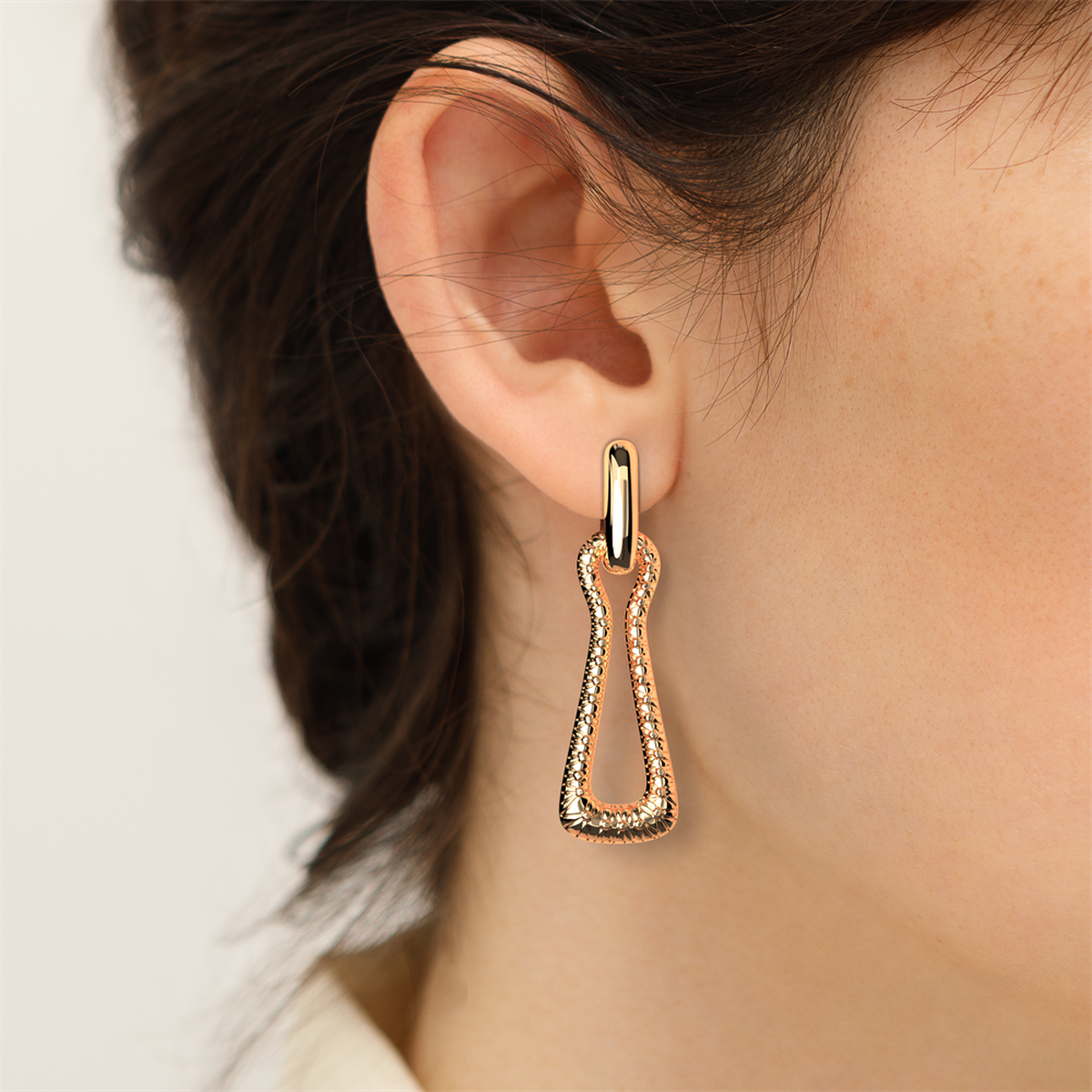 Boucles d'oreilles pendantes Afterwork dorées – Les Georgettes – vue 4