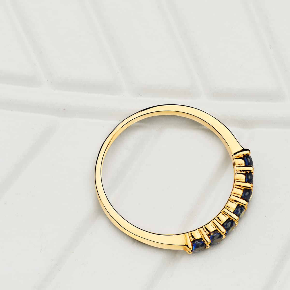 Ring aus 18-karätigem Gelbgold, 7 rote Zirkone, Ringbreite 2 mm
