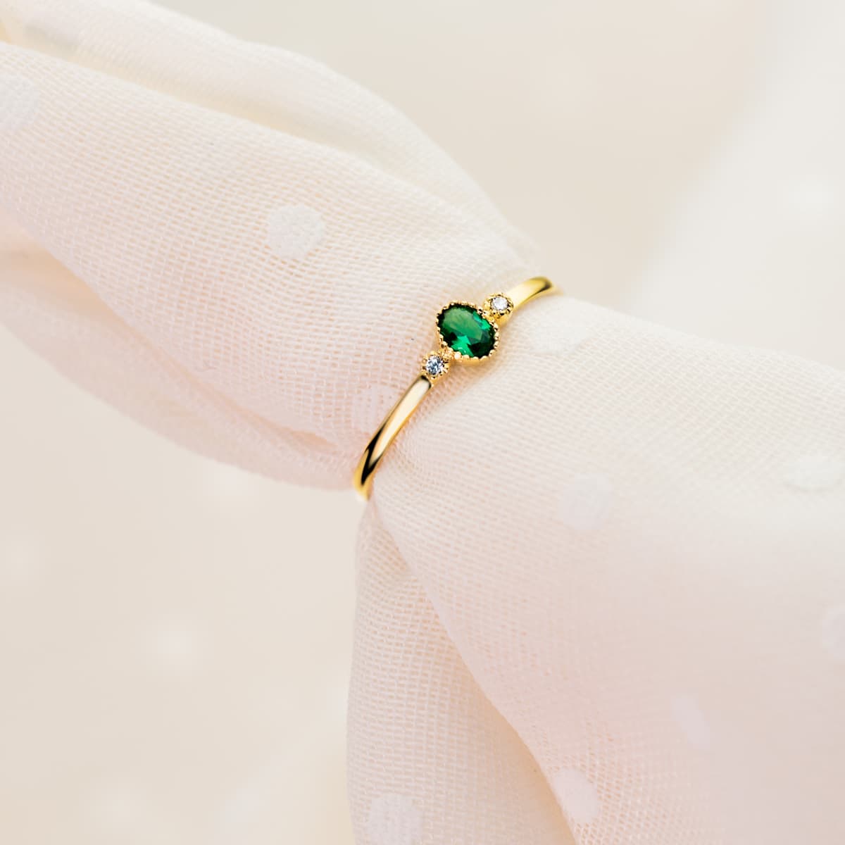Anillo Oro Amarillo 18K Gema Verde y Circonitas 4X3 mm Ancho 1,2 mm