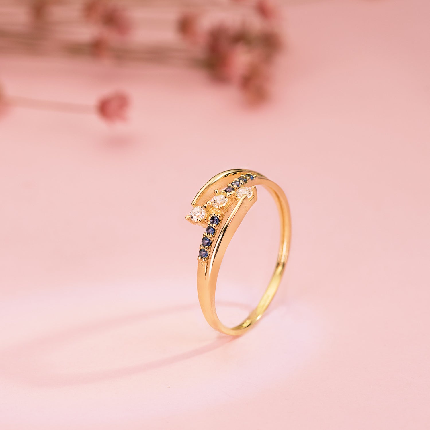 18K geelgouden ring met blauwe en witte zirkonen. Breedte: 6 mm