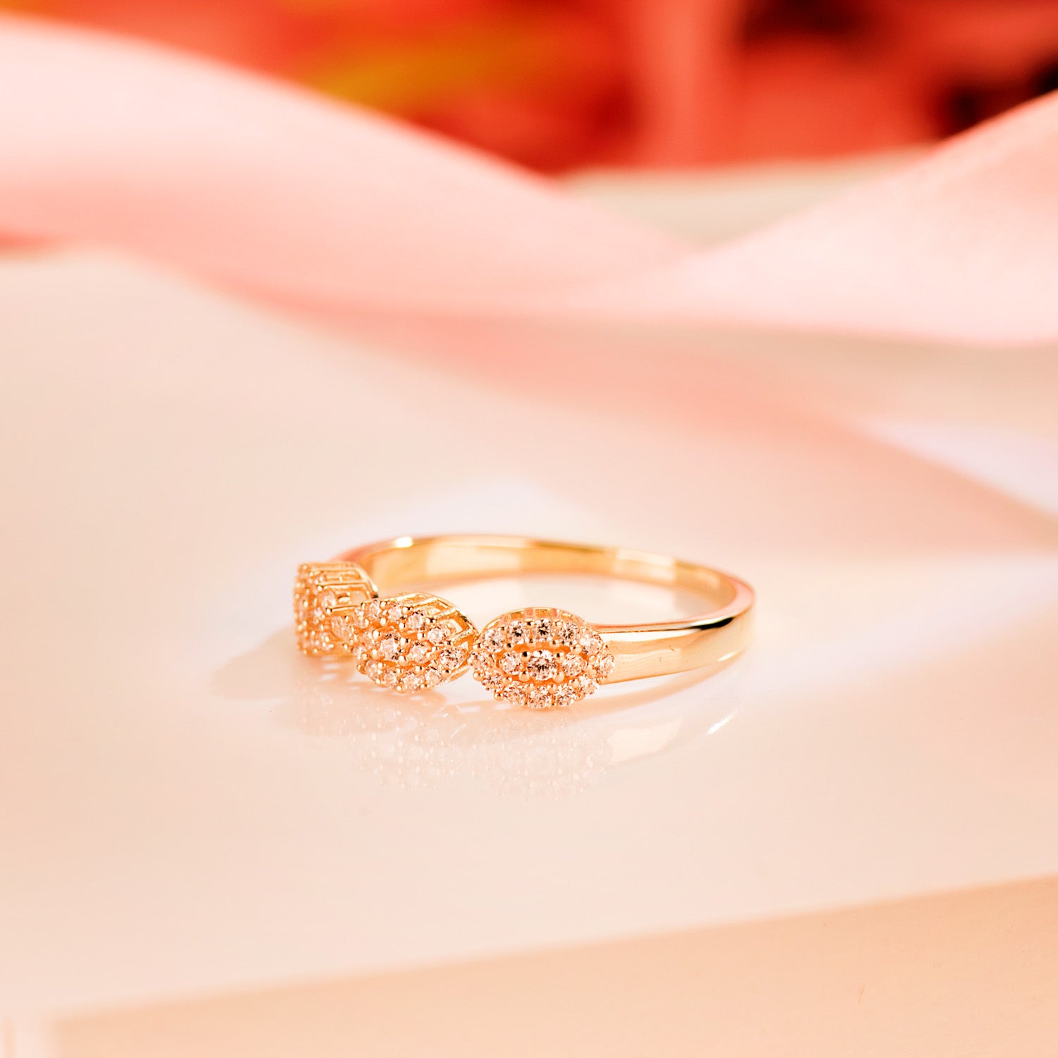 Anel em ouro amarelo 18K com 3 zircônias ovais Largura: 4MM