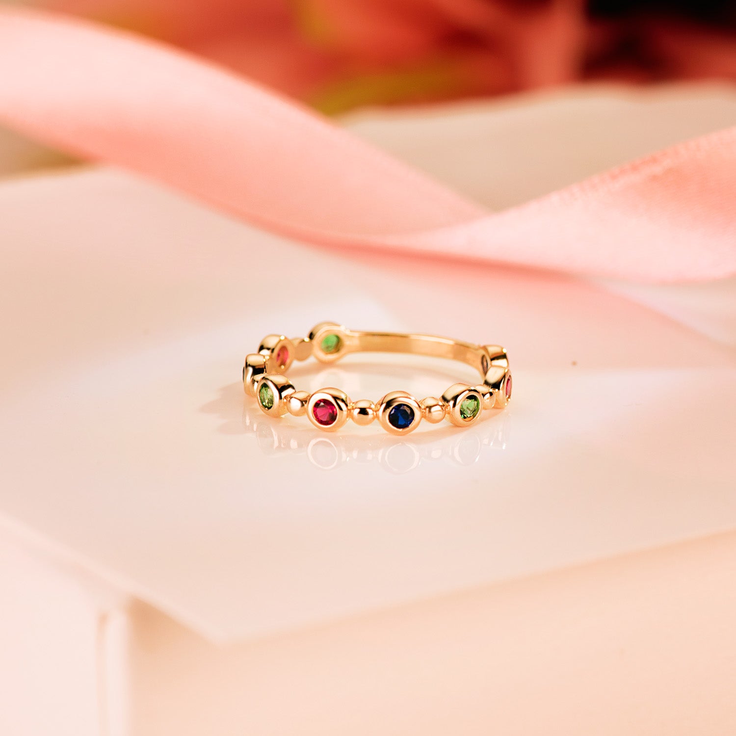 Anel em ouro amarelo 18K com círculos com zircônia colorida Largura: 3MM