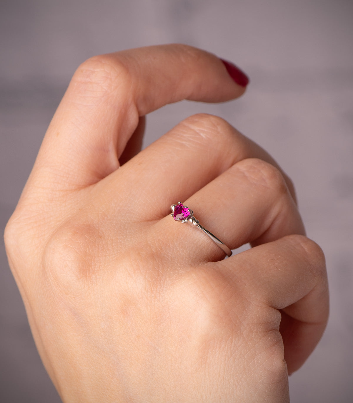 Rekonstrueret rubin korund hjertering 18K hvidguld 4X4 mm med galloner