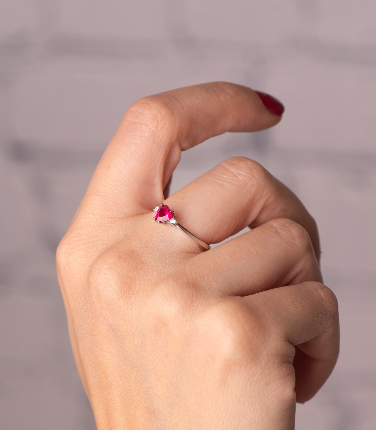 Rekonstrueret Ruby Corundum Hjertering 18K hvidguld 5X5 mm med Zirconia